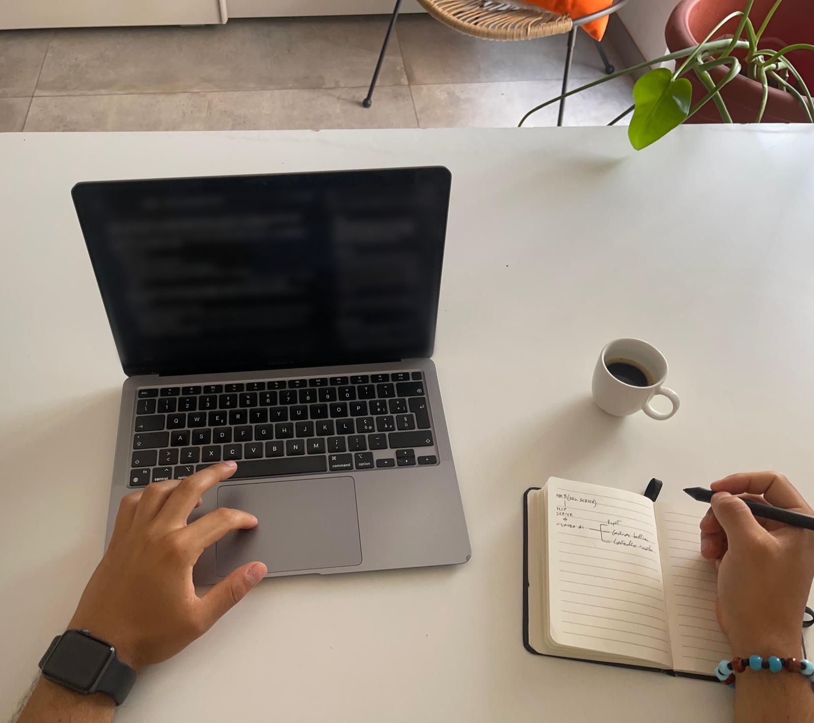 Luca al lavoro: laptop, appunti e caffè